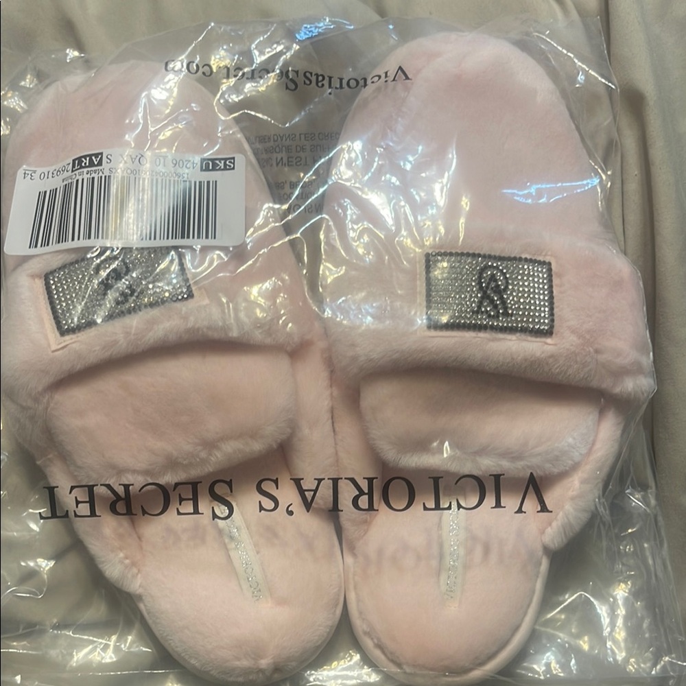 BNWT VICTORIA SECRET SLIPPERS